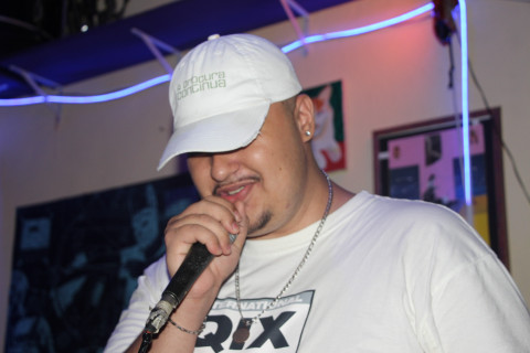 TRANSITANDO ENTRE NOVA IGUAÇU E REFERÊNCIAS DA MPB, GUEDZ LANÇA SEU SEGUNDO DISCO “ISSO TEM SAMBA MESMO?!”